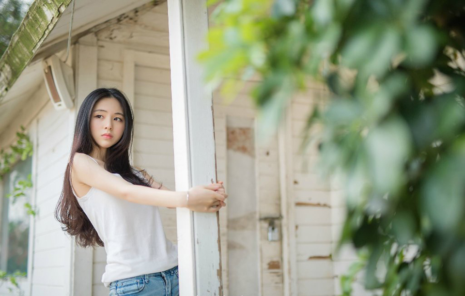 “主公还被囚禁在刺史府中，本是要送往洛阳的，却被那些世家百姓给拦下来，要求处置主公。”管家连忙说道：“老爷，您快想想办法吧。”
